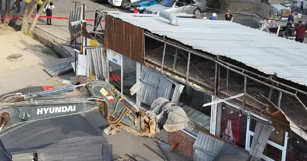 Алматыда заңсыз салынған аялдама кешенінің сүрілуі басталды