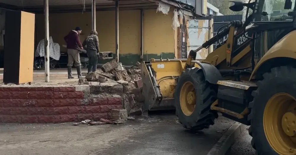 В Алматы сносят очередной незаконный объект