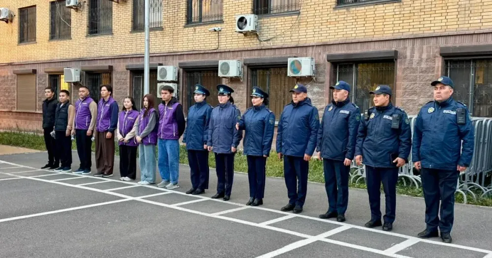 В Астане молодежь закрасила незаконные граффити на стенах зданий