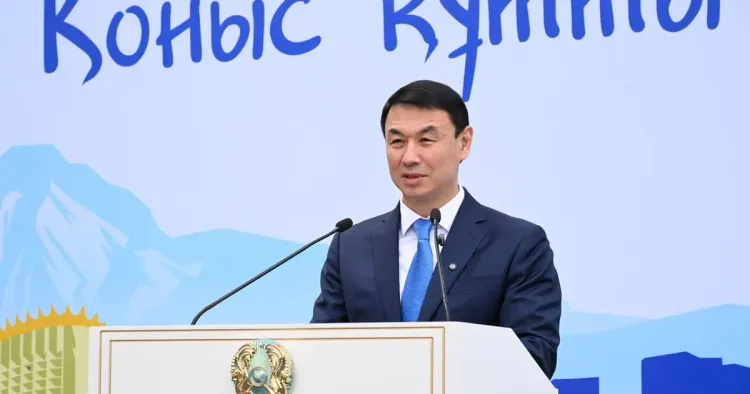 Аким Алматы Дархан Сатыбалды вручил ключи от новых квартир их владельцам