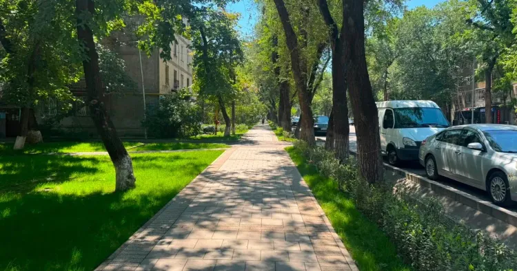В Алмалинском районе Алматы благоустраивают четыре пешеходные зоны и сквер перед ТЮЗом