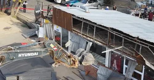 Алматыда заңсыз салынған аялдама кешенінің сүрілуі басталды