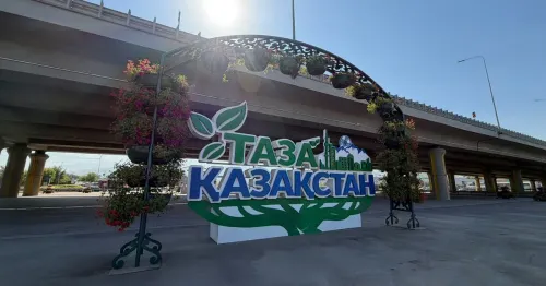Алматыда балалар жинаған 50 мың қақпақтан тұратын «Таза Қазақстан» стеласы орнатылды