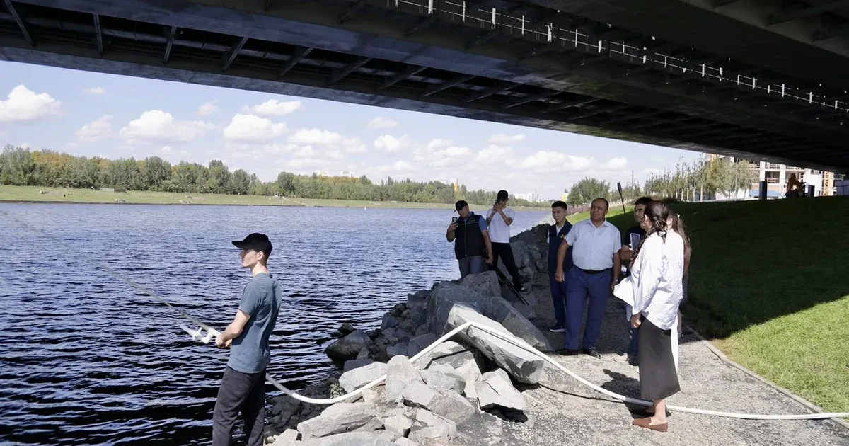 В Астане проводят комплексную работу по очистке реки Есиль.